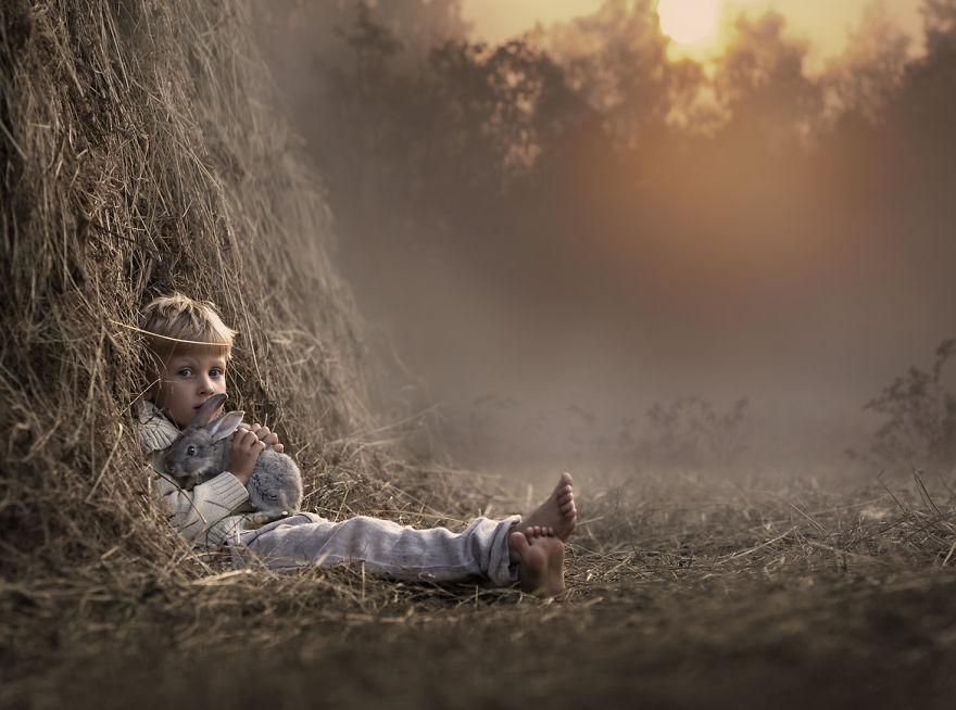 cool-animal-children-photography-Elena-Shumilova-barn