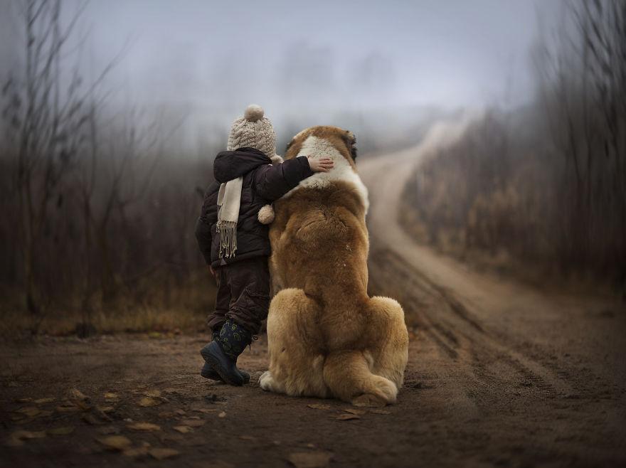 cool-animal-children-photography-Elena-Shumilova-hug