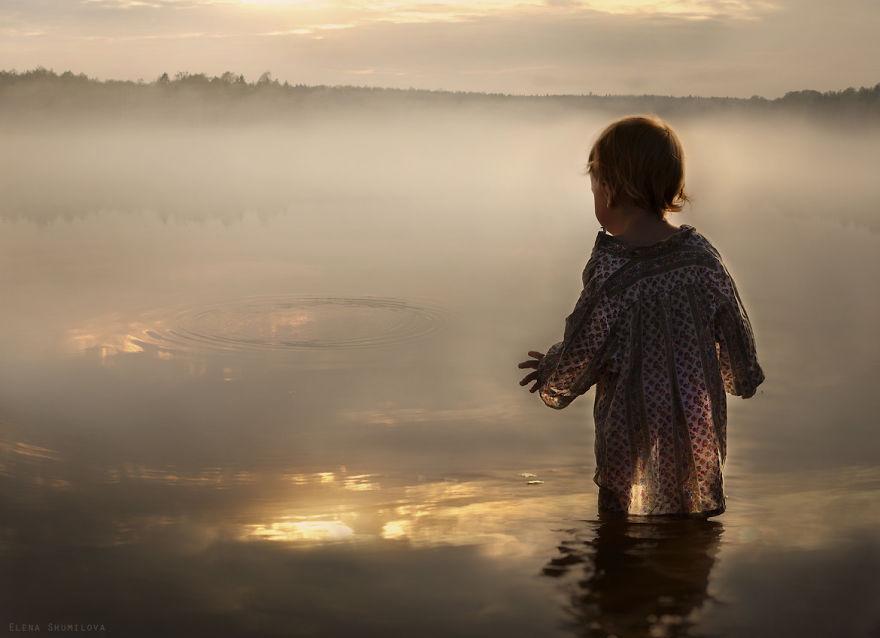 cool-animal-children-photography-Elena-Shumilova-magic-lake